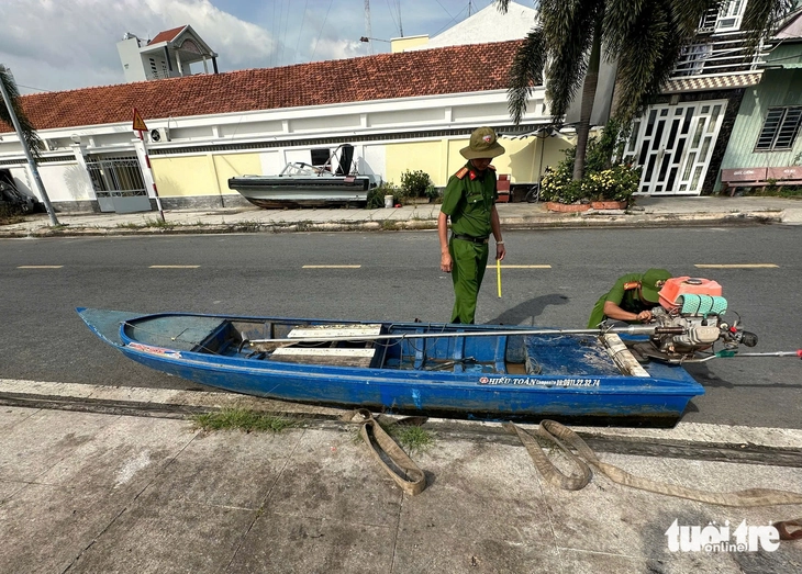 Tìm thấy thi thể người lái đò trong vụ vỏ lãi tông đò ngang trên sông Tiền - Ảnh 2.