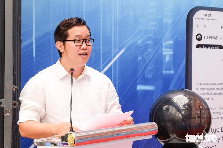 Không cần xếp hàng, người dân phường Phú Thọ, TP.HCM đặt lịch làm thủ tục trên Zalo - Ảnh 3.