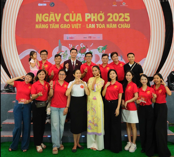 Văn nghệ sĩ dự khai mạc Ngày của Phở: Nghe mùi phở thôi đã thấy thèm - Ảnh 9. Ngày của Phở - Ảnh 8.