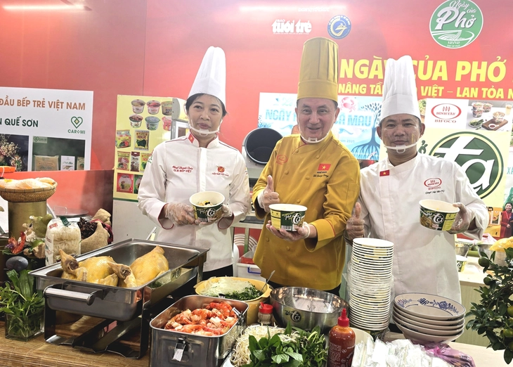 Phở Ta lạ miệng với phở yến và phở tôm tại Ngày của phở - Ảnh 3. Ngày của phở - Ảnh 3.