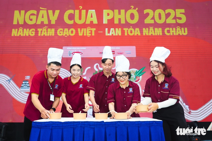Thử tài mix phở tại Ngày của Phở 2025 - Ảnh 1. Ngày của Phở - Ảnh 1.