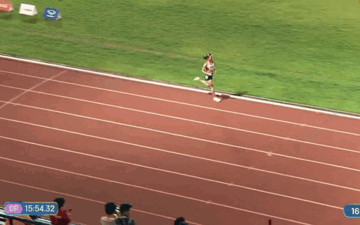 Video: Khoảnh khắc phá vỡ kỷ lục SEA Games của điền kinh Việt Nam - Ảnh 2.