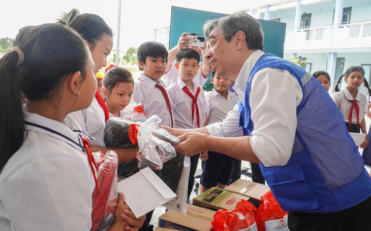 Nước bạn Lào hỗ trợ Huế 10 tấn gạo khắc phục hậu quả mưa lũ - Ảnh 2.