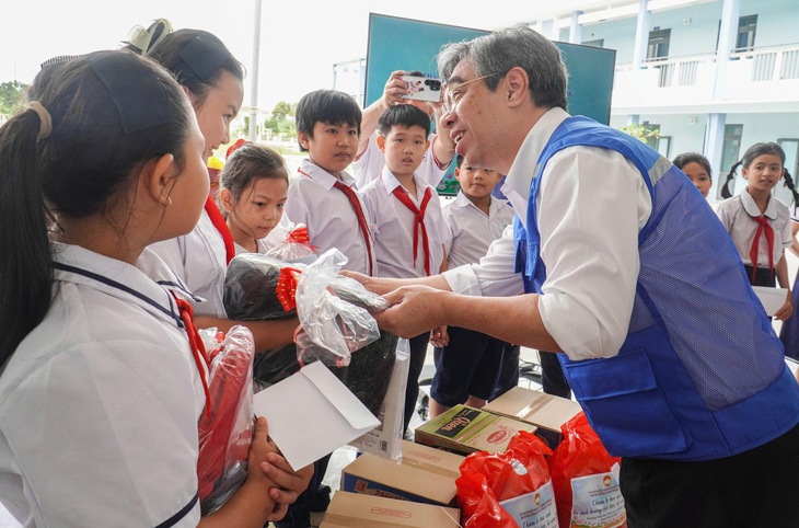 TP.HCM tiếp tục đồng hành cùng Khánh Hòa khắc phục hậu quả sau mưa lũ lịch sử - Ảnh 1.