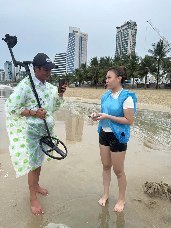 'Công binh' trên bãi tắm du lịch - Ảnh 2. bãi biển - Ảnh 2.