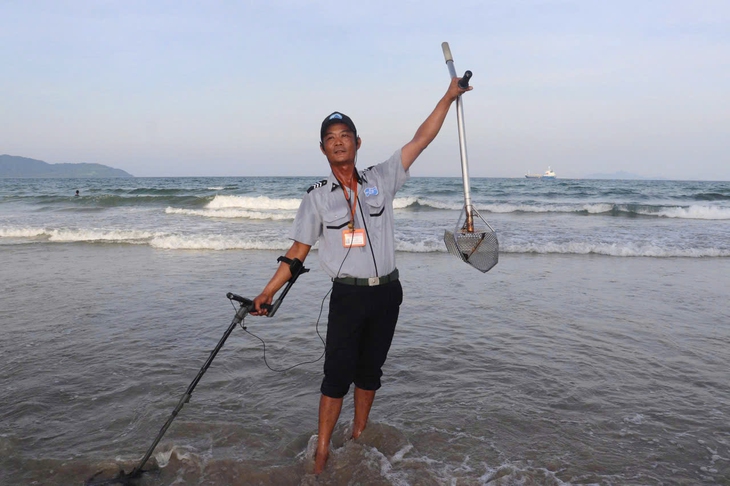 'Công binh' trên bãi tắm du lịch - Ảnh 1. bãi biển - Ảnh 1.