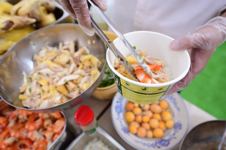 Phở Ta lạ miệng với phở yến và phở tôm tại Ngày của phở - Ảnh 2. Phở Ta lạ miệng với phở yến và phở tôm tại Ngày của Phở - Ảnh 2.