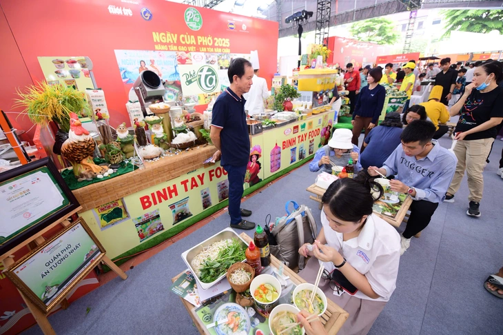 Phở Ta lạ miệng với phở yến và phở tôm tại Ngày của phở - Ảnh 5. Ngày của phở - Ảnh 5.