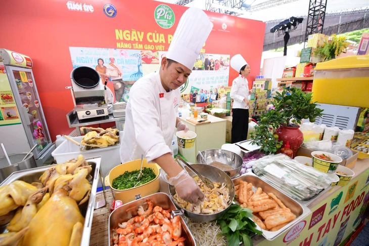 Phở Ta lạ miệng với phở yến và phở tôm tại Ngày của phở - Ảnh 1. Ngày của phở - Ảnh 1.