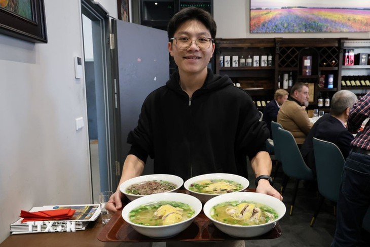 Giới thiệu phở Việt Nam với bạn bè Đức đúng vào 'Ngày của phở' - Ảnh 1. phở Việt - Ảnh 1.
