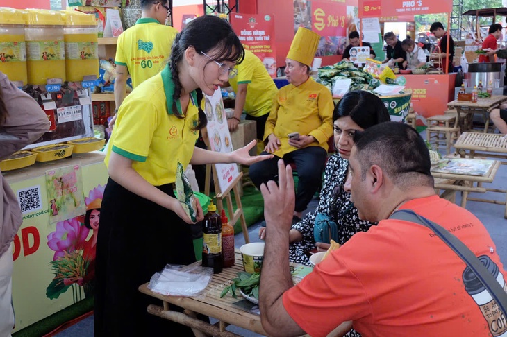 Ngày của Phở 2025: Hàng nghìn thực khách trải nghiệm hương vị phở Ta - Bình Tây Food - Ảnh 8.