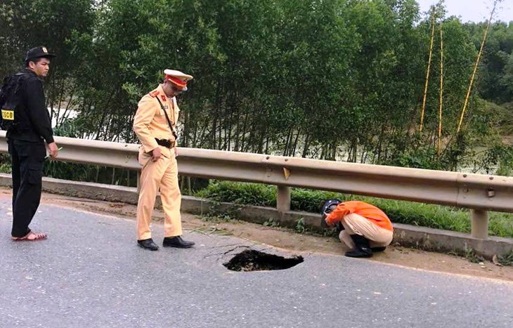 Xuất hiện hố do sụt lún đường trên tuyến quốc lộ qua Huế - Ảnh 1.