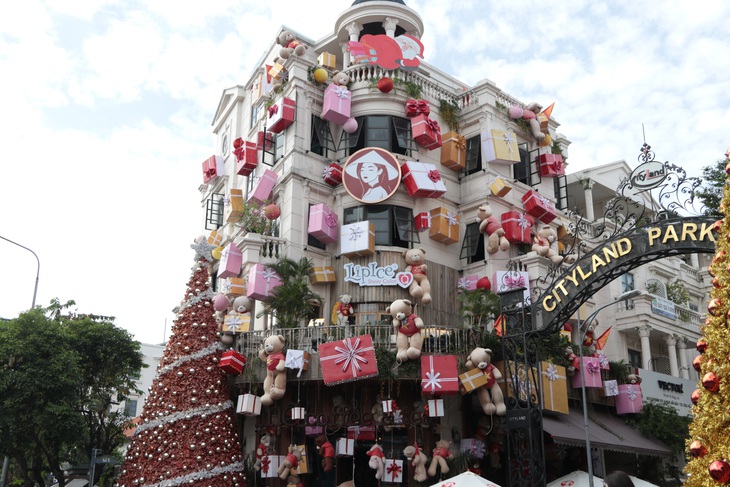 Trang trí Noel lên đèn, giới trẻ TP.HCM lên đồ - Ảnh 6. Trang trí Noel lên đèn, giới trẻ TP.HCM lên đồ - Ảnh 6.