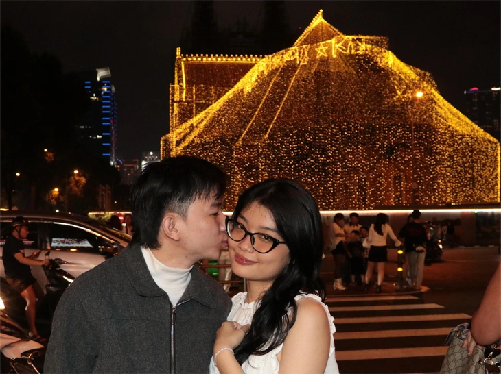 Trang trí Noel lên đèn, giới trẻ TP.HCM lên đồ - Ảnh 3. Noel - Ảnh 2.