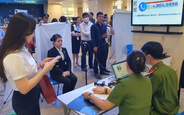 Công an phường Thủ Đức 'đến từng khu trọ, gõ từng khách sạn' tuyên truyền đăng ký cư trú - Ảnh 7.