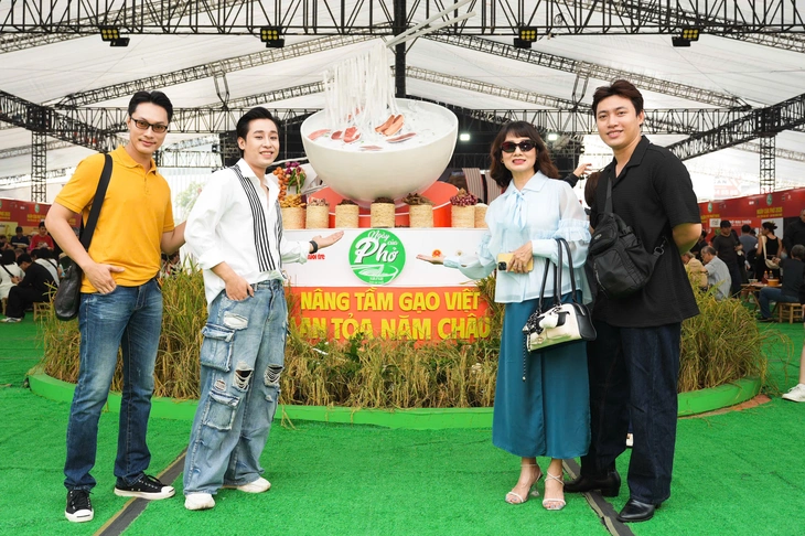 Trịnh Kim Chi khiến chồng mê phở, Mỹ Uyên nhớ món cơm phở ngộ ngộ - Ảnh 1. Trịnh Kim Chi khiến chồng mê phở, Mỹ Uyên nhớ món cơm phở ngộ ngộ - Ảnh 1.