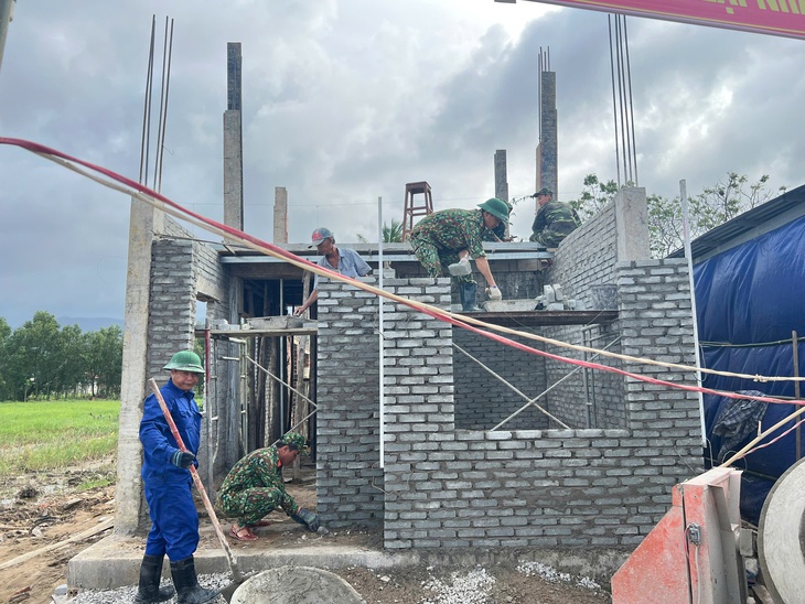 Đồng loạt nhà vùng lũ cho dân được rút ngắn thời gian thi công, bộ đội làm việc không kể ngày đêm - Ảnh 2.