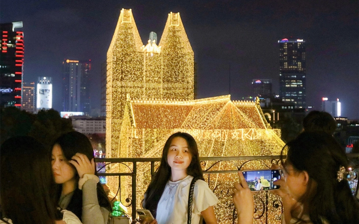 Xóm đạo lên đèn, không khí noel len lỏi khắp các con phố - Ảnh 2.