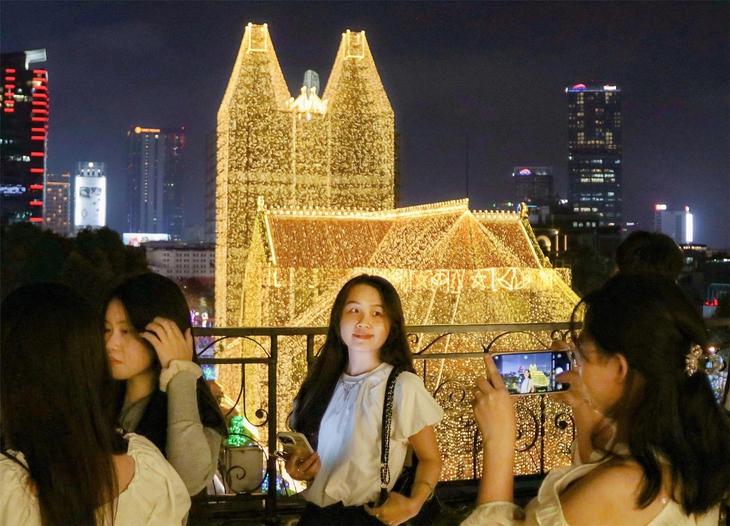 Trang trí Noel lên đèn, giới trẻ TP.HCM lên đồ - Ảnh 1.