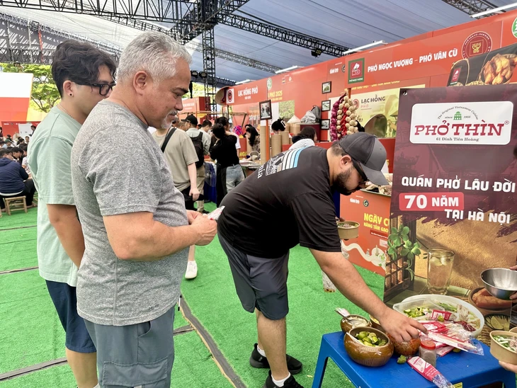 Người nước ngoài tại Ngày của Phở: Cứ phở là ngon! - Ảnh 6. phở - Ảnh 6.