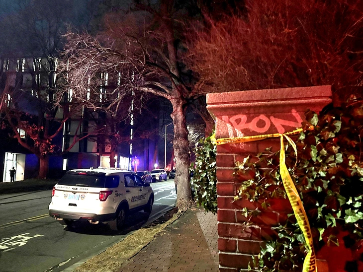 Mỹ: Xả súng tại Đại học Brown giữa kỳ thi, 10 người thương vong - Ảnh 1.