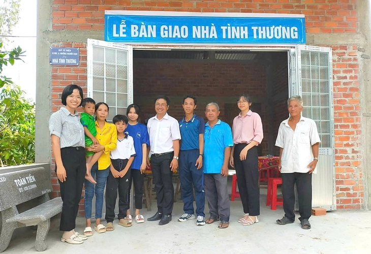 Người thầy gieo mầm trên sỏi đá - Ảnh 1. người thầy - Ảnh 1.