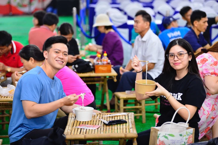 Ngày của Phở khởi động ngày cuối đầy sôi động, các quầy phục vụ không nghỉ tay - Ảnh 1. phở - Ảnh 1.