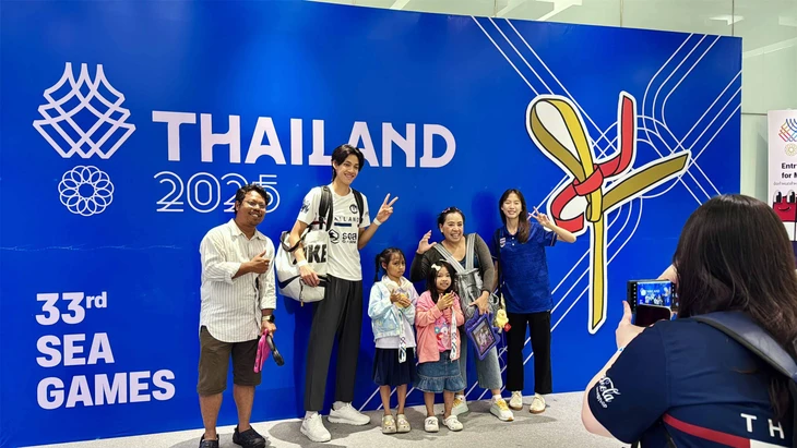 Vừa coi đấu, vừa mua sắm - Ảnh 1. sea games - Ảnh 1.