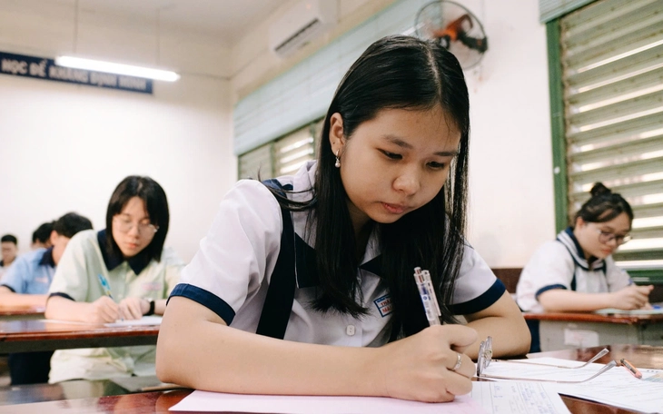 Đẩy cảnh sát vào đầu xe tải, khởi tố tài xế tội giết người; Đo nồng độ cồn từ 10h mùng 1 Tết - Ảnh 3.