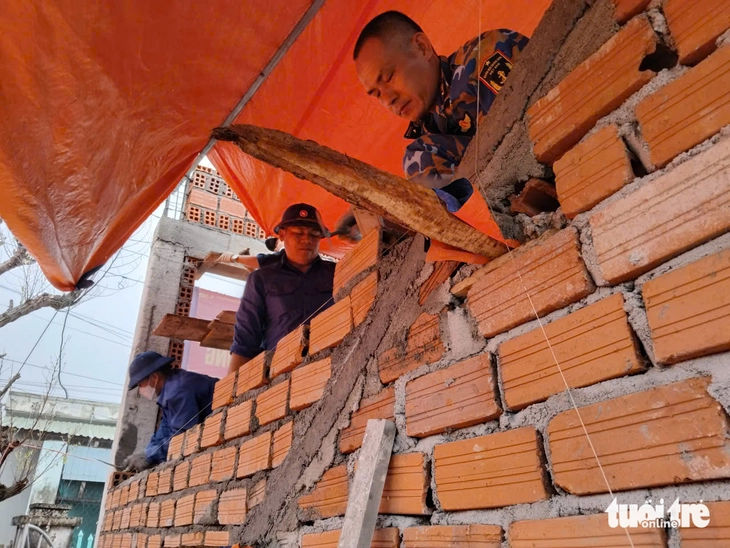 Bộ đội vào vai 'thợ đụng', thợ điện nước, thần tốc xây nhà cho dân vùng lũ - Ảnh 1.