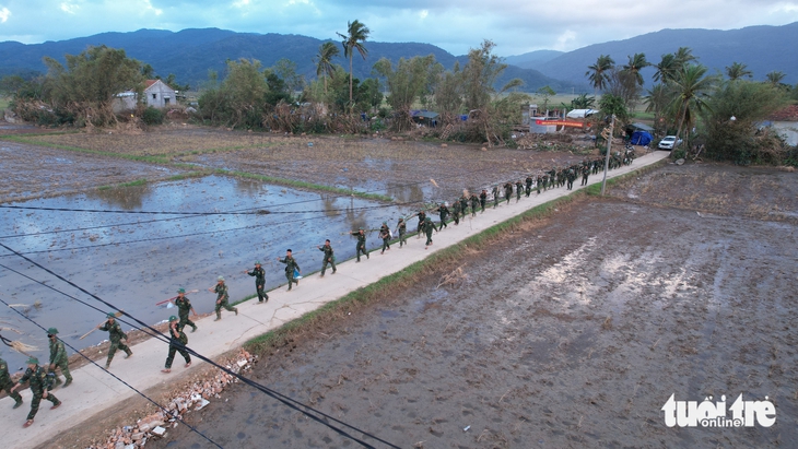 Bộ đội vào vai 'thợ đụng', thợ điện nước, thần tốc xây nhà cho dân vùng lũ - Ảnh 2.