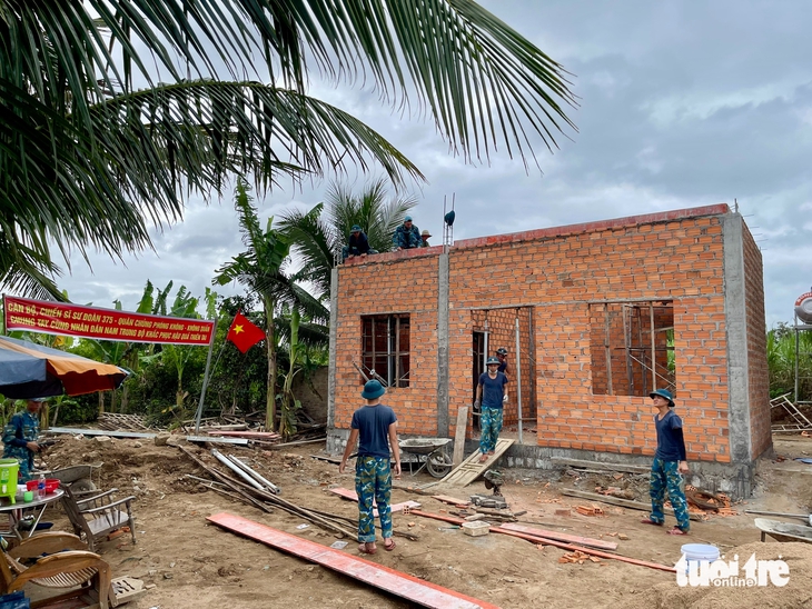 Bộ đội vào vai 'thợ đụng', thợ điện nước, thần tốc xây nhà cho dân vùng lũ - Ảnh 3.