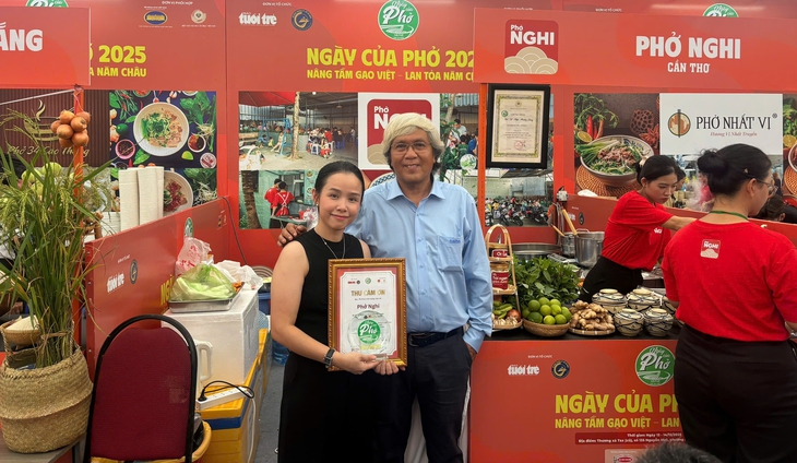 Trao thư cảm ơn, cùng trải nghiệm làm bánh phở với các chủ tiệm phở ở Ngày của Phở 2025 - Ảnh 26.