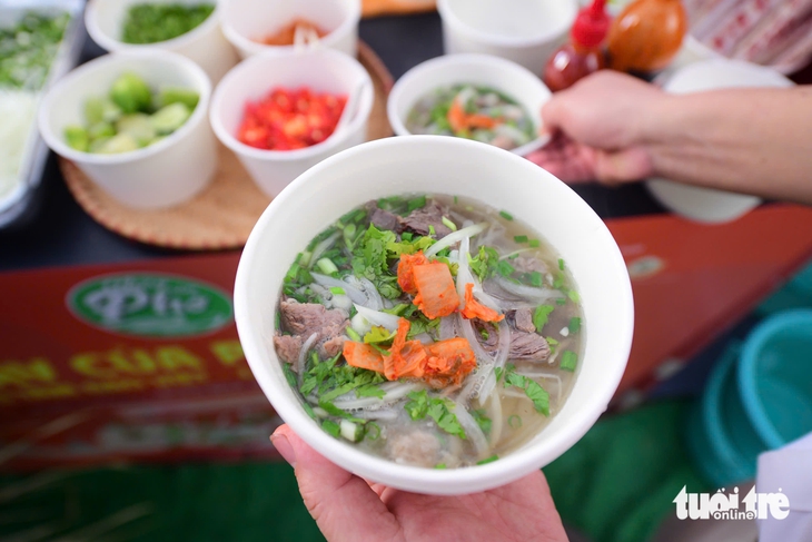 Quá ám ảnh cái đói, đặt tên quán Phở Khỏe ở Hàn Quốc, tạo được cả chuỗi bán phở - Ảnh 6.