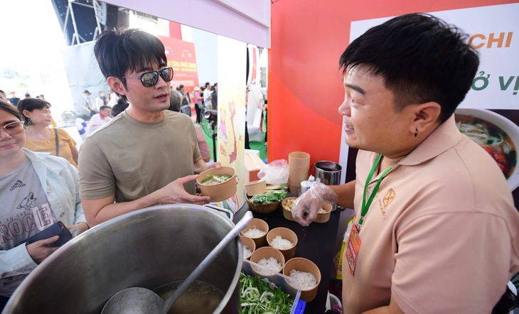 Khôi Trần, Lê Minh Thành đến Ngày của Phở thấy hết hồn, sao đông dữ! - Ảnh 2. Khôi Trần, Lê Minh Thành đến Ngày của Phở: Thấy hết hồn, sao đông dữ! - Ảnh 3.