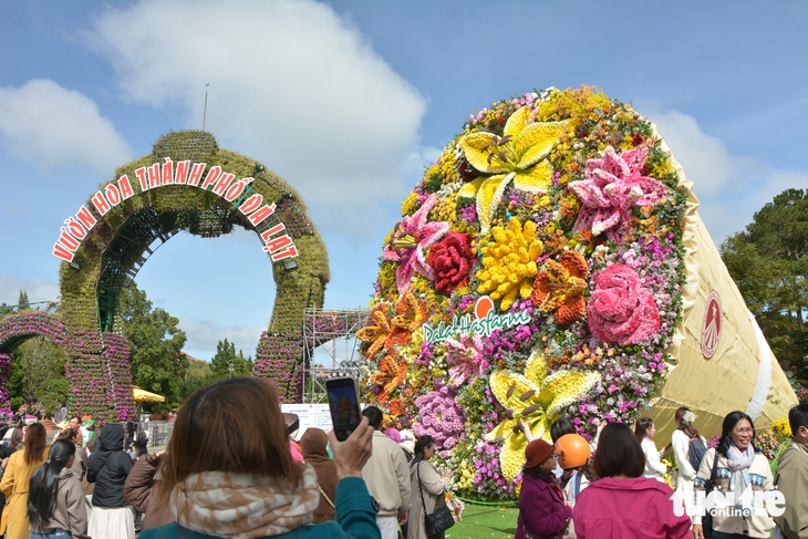 Bó hoa tươi khổng lồ ở Đà Lạt xác lập kỷ lục Việt Nam - Ảnh 1.