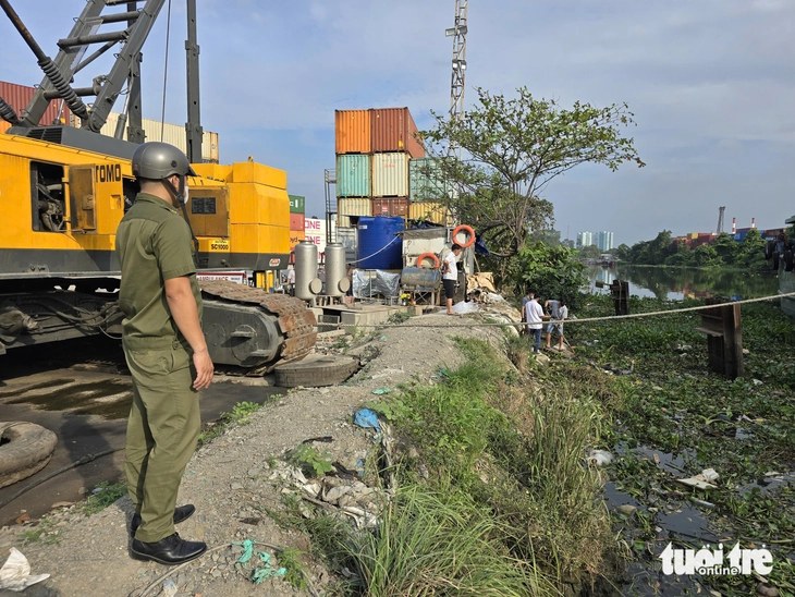 Phát hiện thi thể nam giới trên sông Sài Gòn có hình xăm cá chép ở lưng - Ảnh 1.