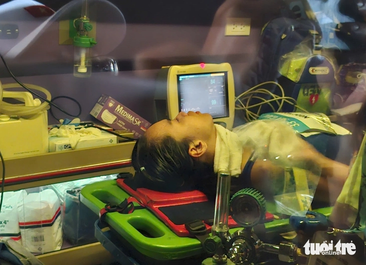 VĐV marathon Ngọc Hoa ngất xỉu, lên xe cấp cứu ở SEA Games 33 - Ảnh 1.