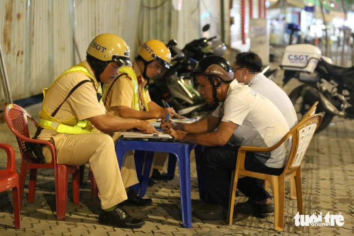 Bảo vệ quán bida uống nửa lon bia, chạy xe máy đi mua mồi bị cảnh sát giao thông Hàng Xanh xử lý - Ảnh 2.