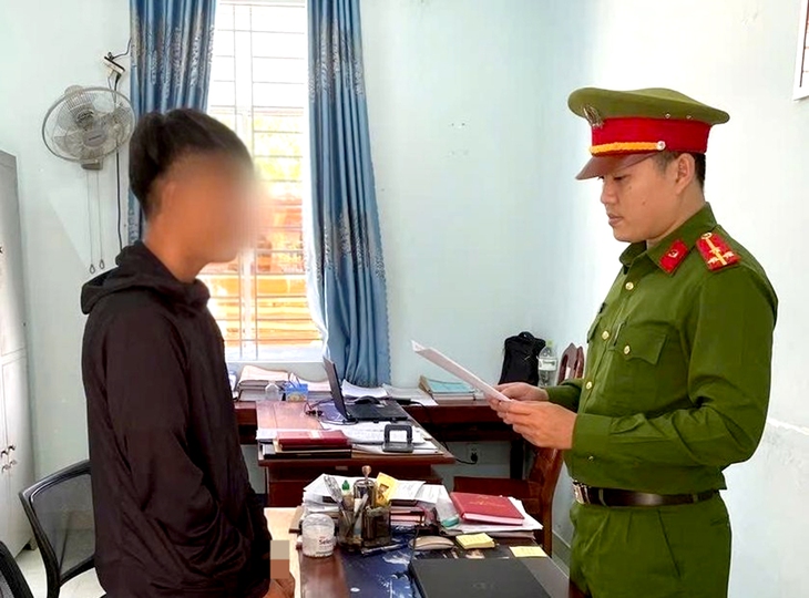 Bắt hai thiếu niên rủ bé gái 14 tuổi uống rượu rồi thay nhau hiếp dâm - Ảnh 1.