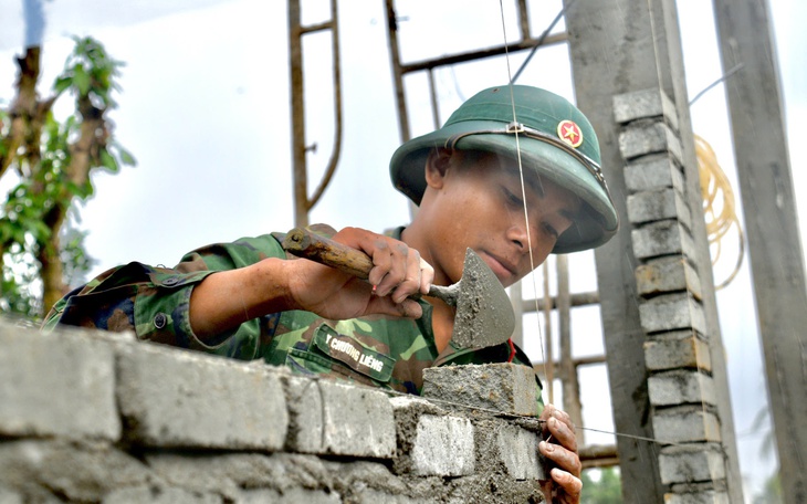 Quân khu 5 tiếp tục lệnh bộ đội lên đường xây nhà cho dân vùng lũ đợt 2 Chiến dịch Quang Trung - Ảnh 4.