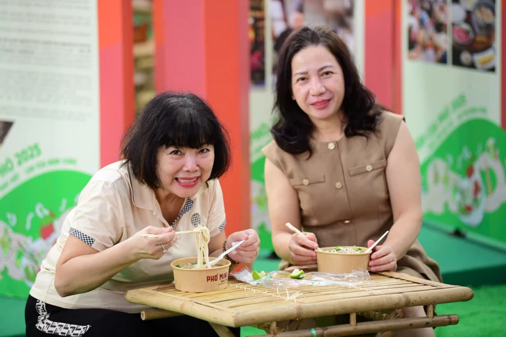 Ngày của Phở khởi động ngày cuối đầy sôi động, các quầy phục vụ không nghỉ tay - Ảnh 3. phở - Ảnh 7.