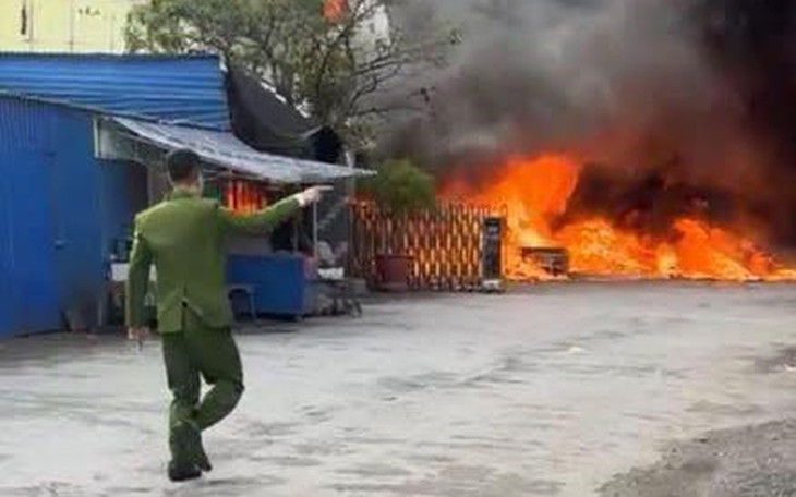 Cháy lớn ở khu công nghiệp tại Bắc Ninh, cột khói cao hàng chục mét - Ảnh 2.