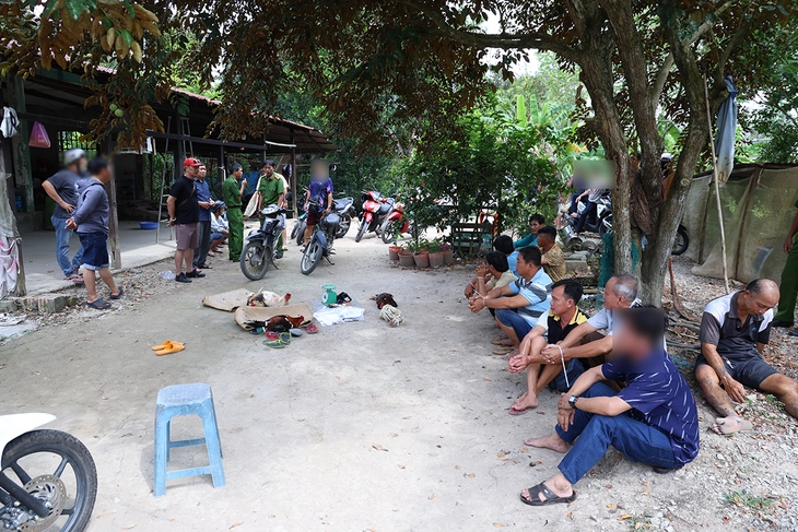 Triệt phá tụ điểm đá gà giữa trưa, nhiều con bạc chạy tán loạn - Ảnh 1.