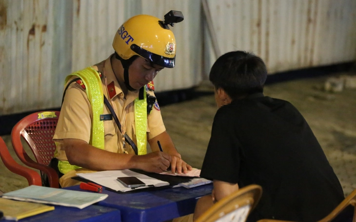 Người đàn ông vi phạm nồng độ cồn: 'Kêu vợ ra chở về là không bị phạt nặng rồi' - Ảnh 7.