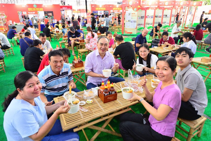 Ngày của Phở khởi động ngày cuối đầy sôi động, các quầy phục vụ không nghỉ tay - Ảnh 4. phở - Ảnh 9.