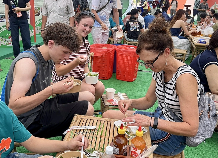 Người nước ngoài tại Ngày của Phở: Cứ phở là ngon! - Ảnh 5. phở - Ảnh 5.