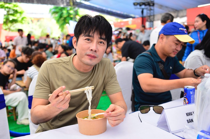Khôi Trần, Lê Minh Thành đến Ngày của Phở thấy hết hồn, sao đông dữ! - Ảnh 1. Khôi Trần, Lê Minh Thành đến Ngày của Phở: Thấy hết hồn, sao đông dữ! - Ảnh 1.