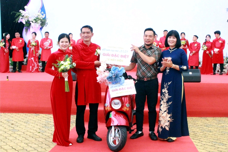 Xúc động lễ cưới tập thể cho 12 cặp đôi công nhân khó khăn ở Đồng Nai - Ảnh 3.