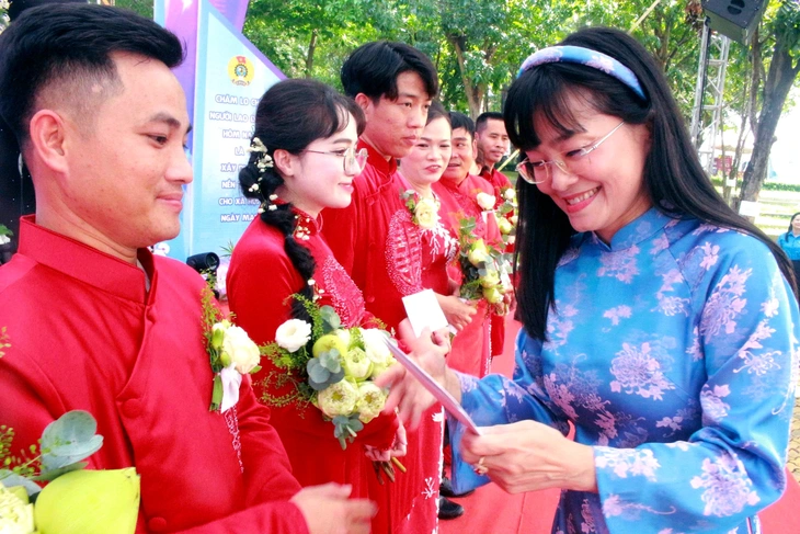 Xúc động lễ cưới tập thể cho 12 cặp đôi công nhân khó khăn ở Đồng Nai - Ảnh 1.